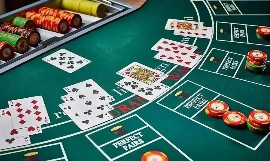Tampilan meja roulette live casino dengan dealer aktif berinteraksi